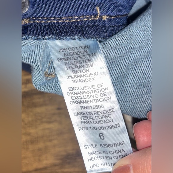 Democracy Straight Leg Jeans Size 6 - Picture 3 of 9